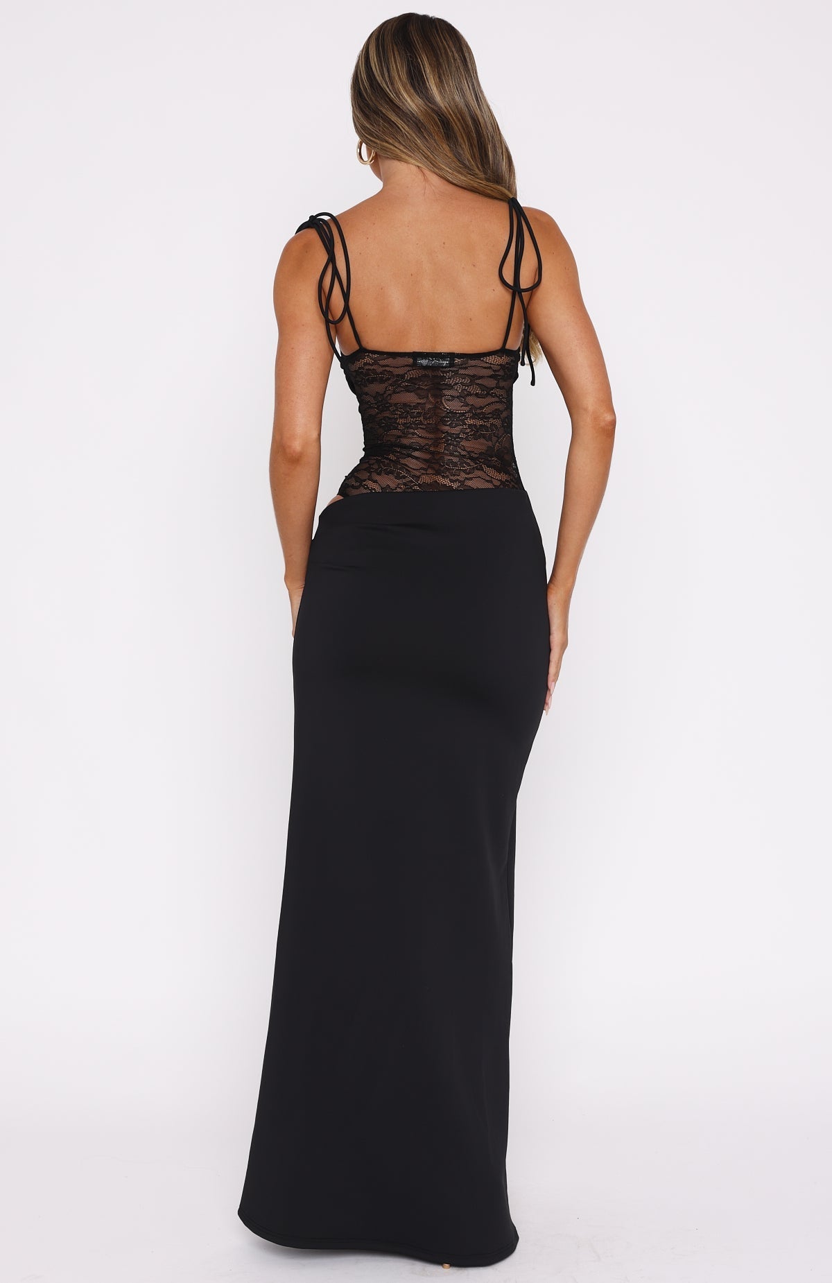 Vestido de resort Aumare Salina negro silueta esculpida