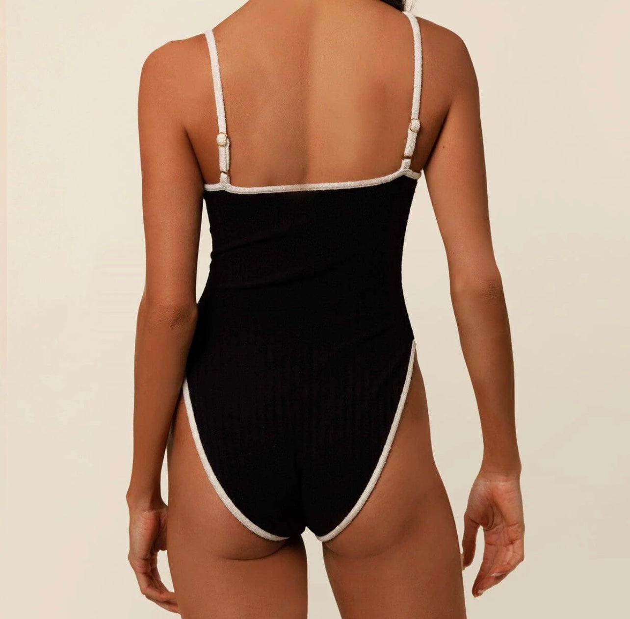 Modelo con traje de baño completo Aumare Capucine en la playa