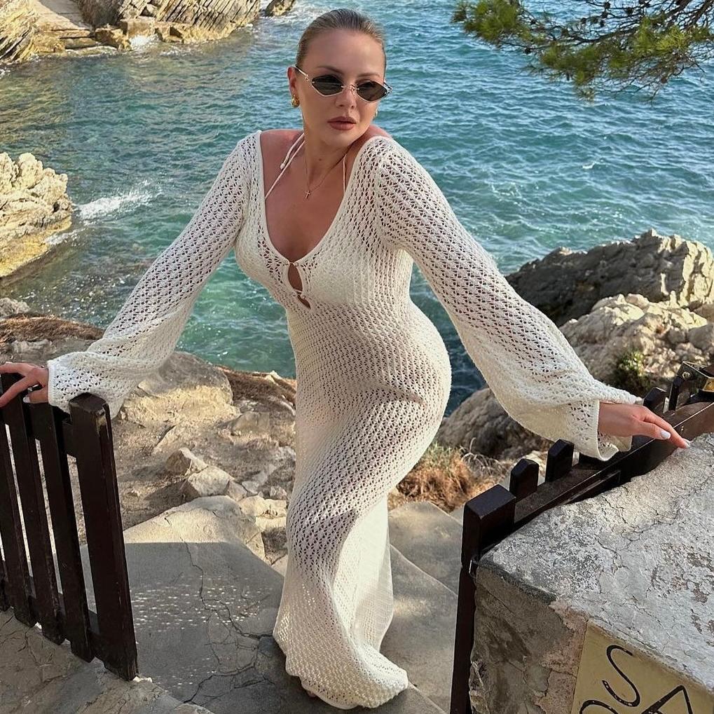 Mujer con salida de playa Aumare Banderas beige junto al mar