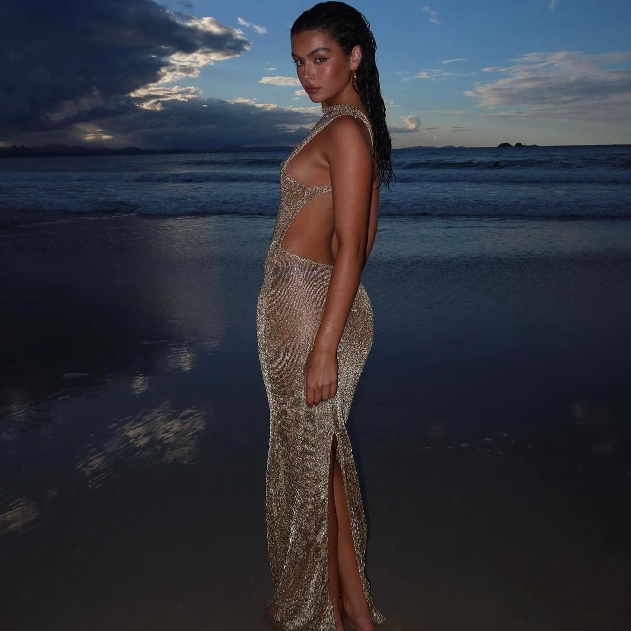 Vestido Naxos con aberturas laterales en tejido metálico dorado