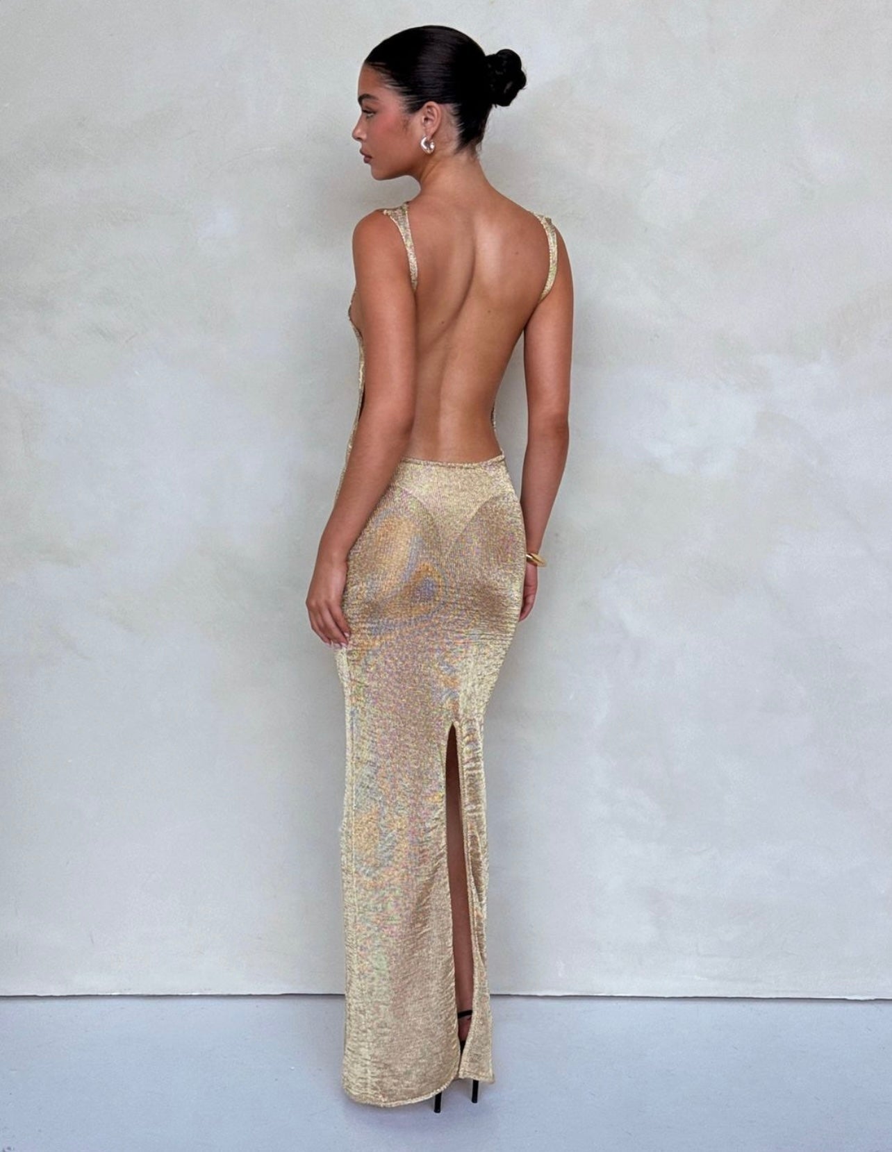 Vestido Naxos con abertura en la pierna dorado