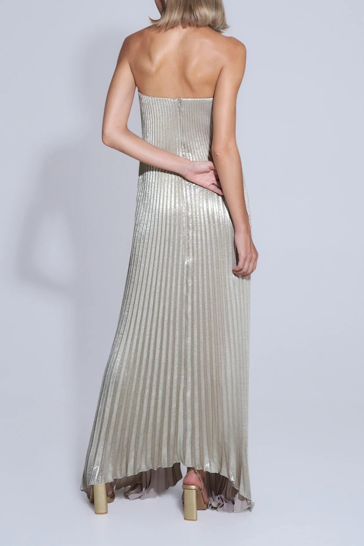 Vestido de lujo dorado para noches de resort Aumare