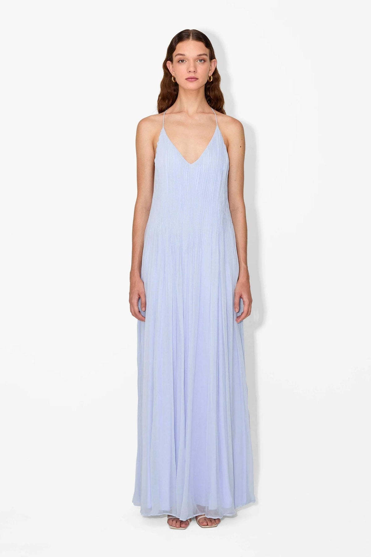Vestido largo Aumare Calvi en azul cielo con plisado fluido