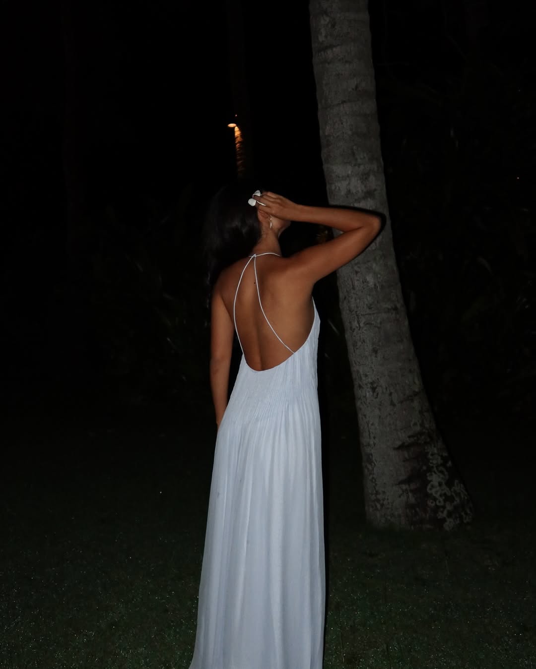 Modelo con vestido largo Aumare Calvi azul junto al mar