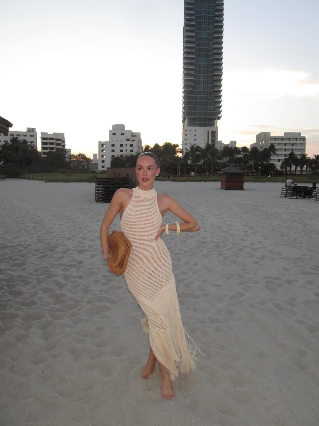 Vestido Aumare Cassis color beige sobre fondo neutro