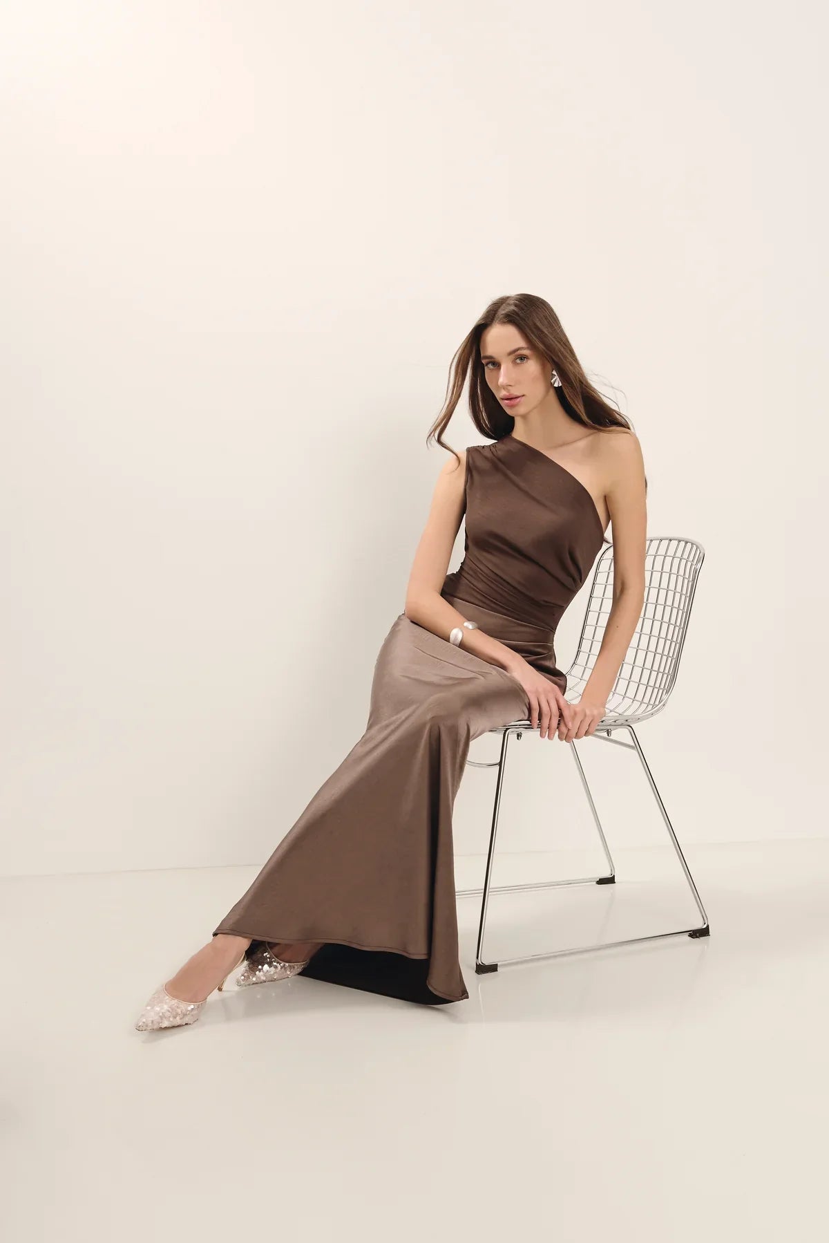 Vestido largo Aumare Alassio en satén color marrón vista lateral