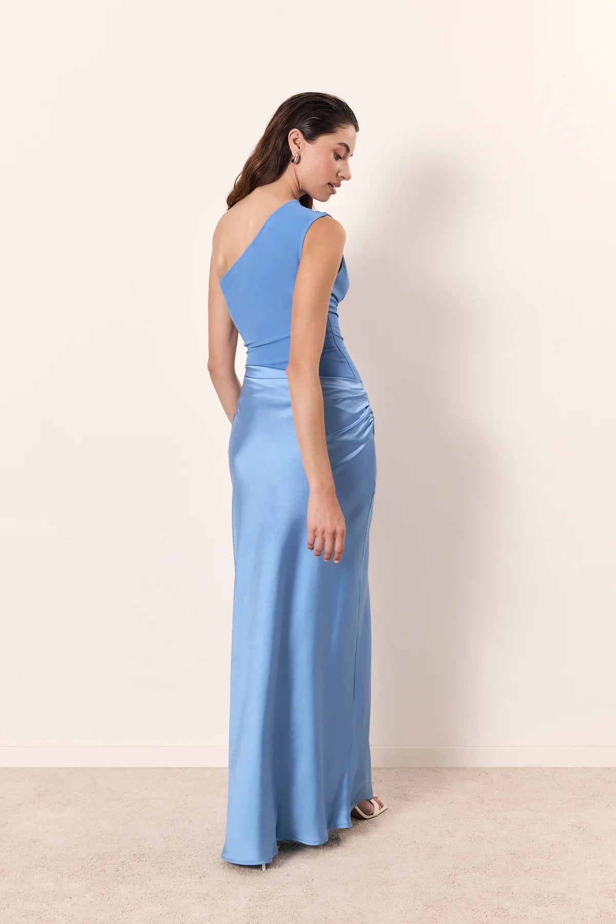 Vestido Aumare Alassio azul detalle del drapeado en la cintura
