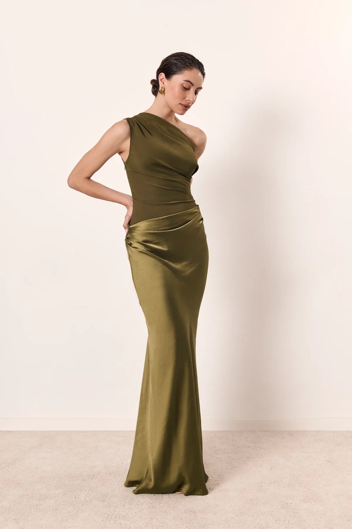 Vestido largo Aumare Alassio en satén verde olivo vista lateral