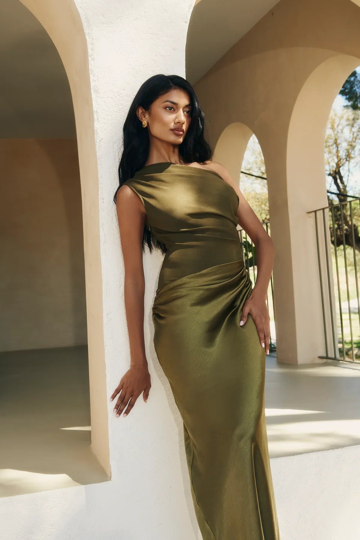 Vestido Aumare Alassio resort wear de lujo en satén verde olivo