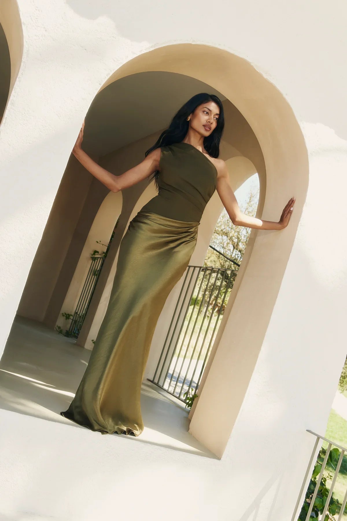 Vestido Aumare Alassio verde olivo silueta esculpida