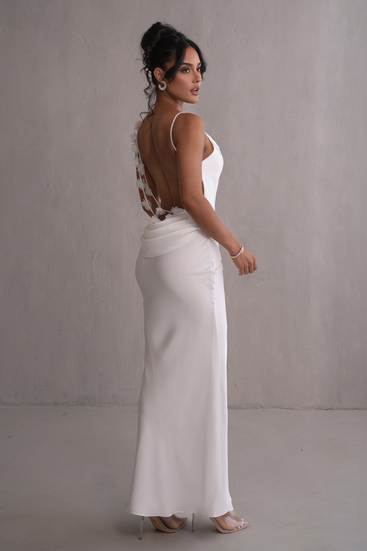 Detalle del Vestido Aumare Ischia con apliques florales
