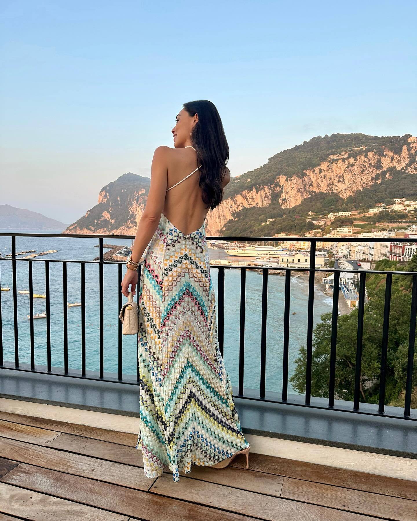 Vestido Aumare Anacapri verde, detalle del escote en V