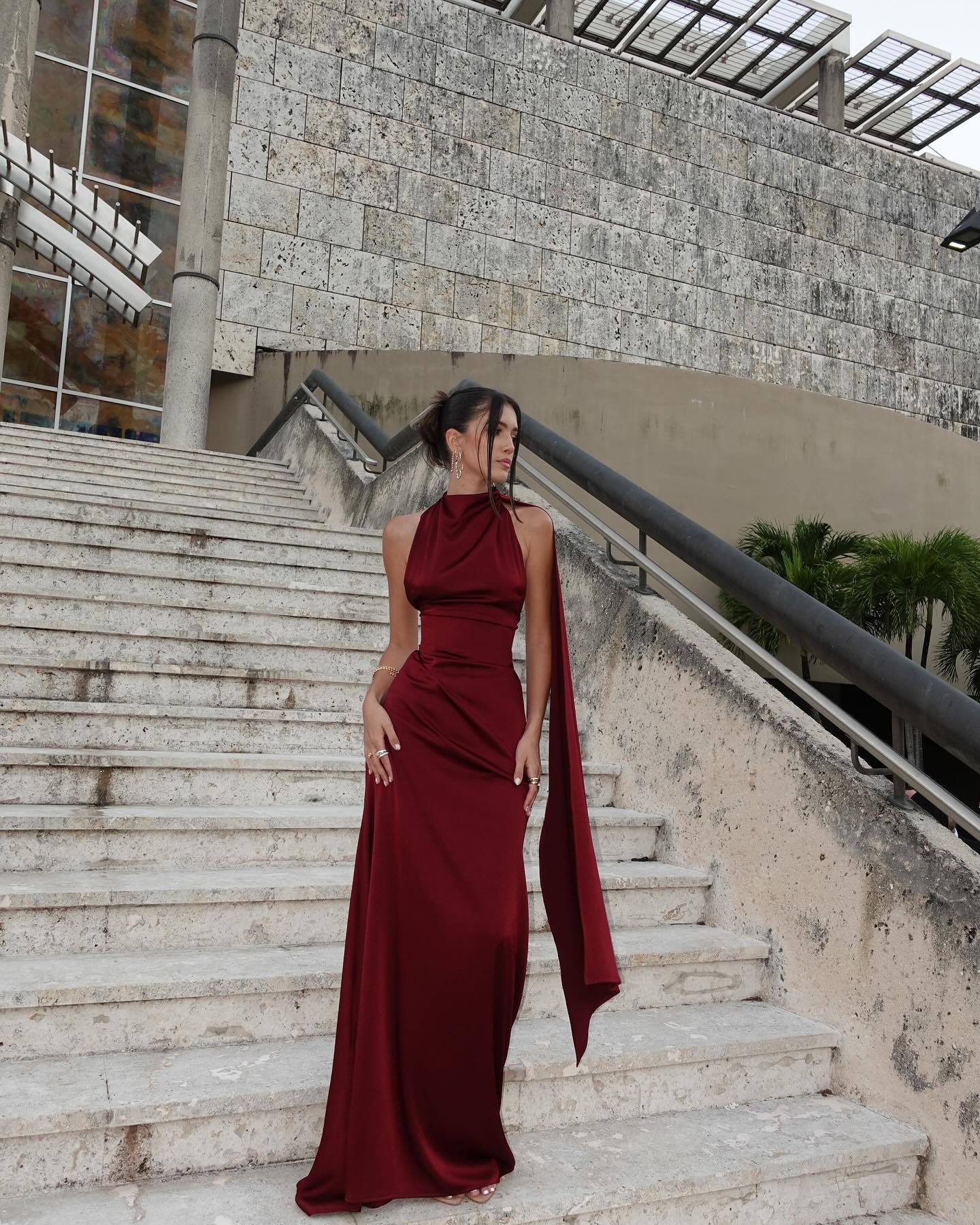 Vestido largo de satén Aumare Hvar rojo vino estilo resort