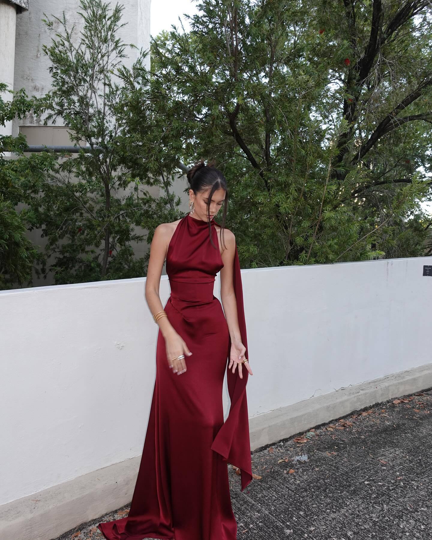 Caída fluida del Vestido Aumare Hvar rojo en escalinata