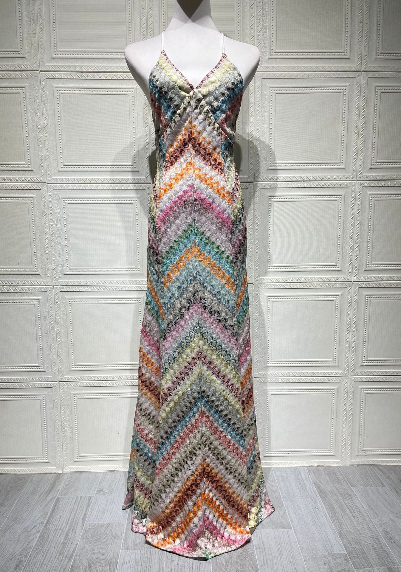 Vestido Aumare Anacapri verde multicolor, vista frontal en terraza