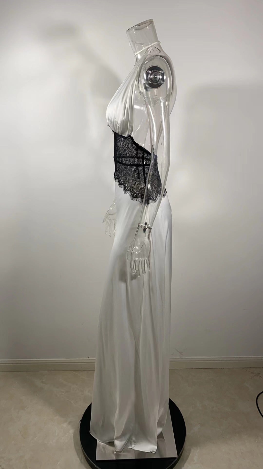 Vestido Aumare Comporta — vista lateral del largo fluido
