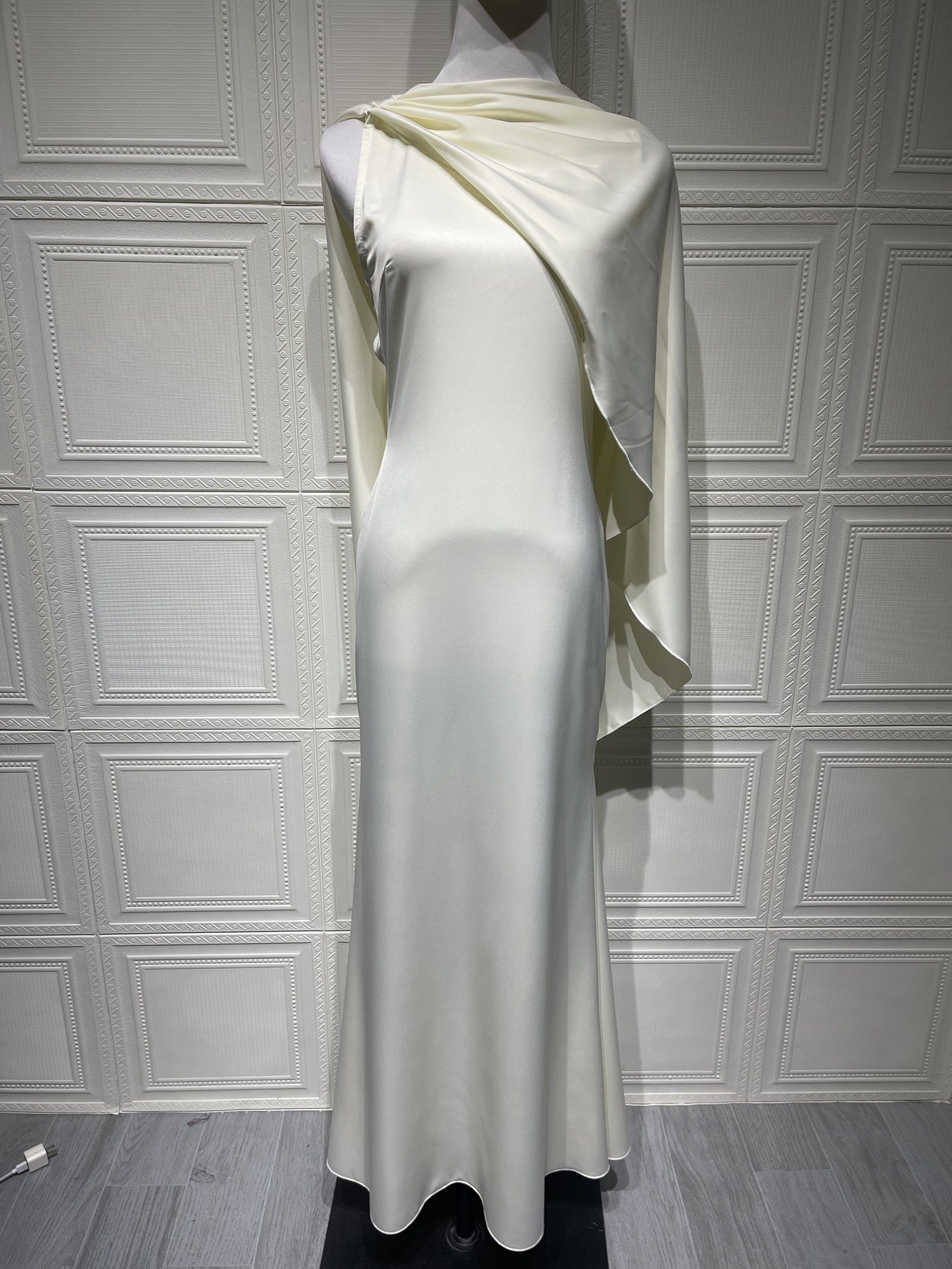 Vestido Aumare Villefranche hueso, detalle de la caída del satén