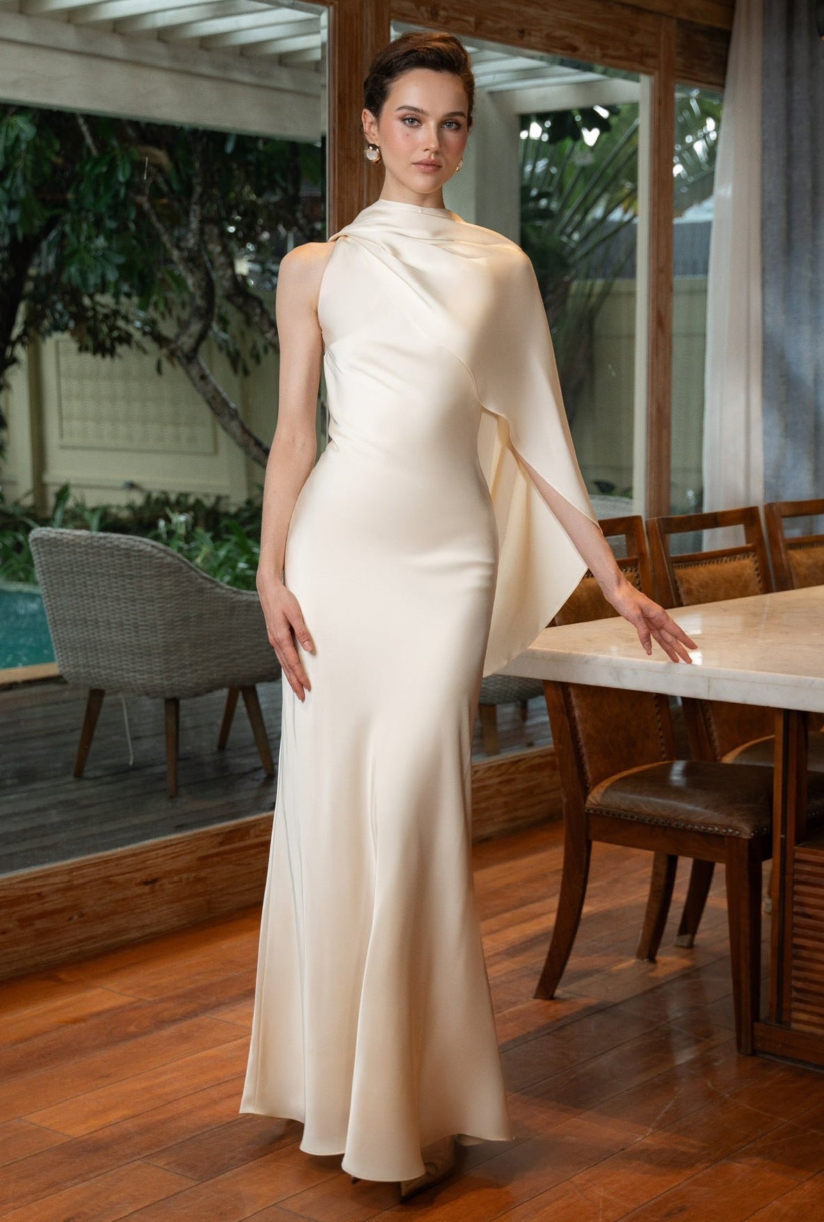 Vestido largo Aumare Villefranche satinado en color hueso, caída fluida