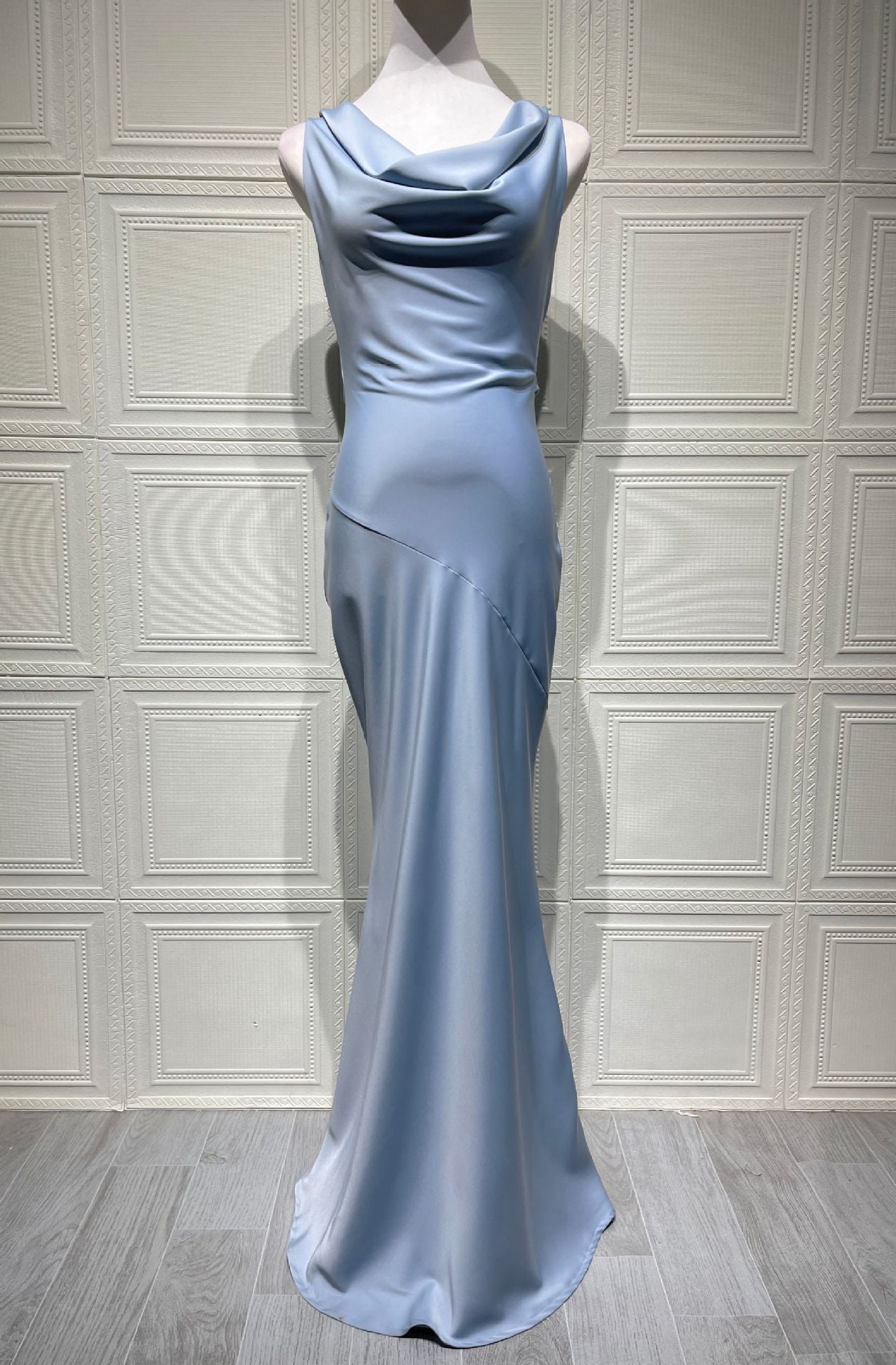 Vestido Aumare Bodrum azul silueta elegante