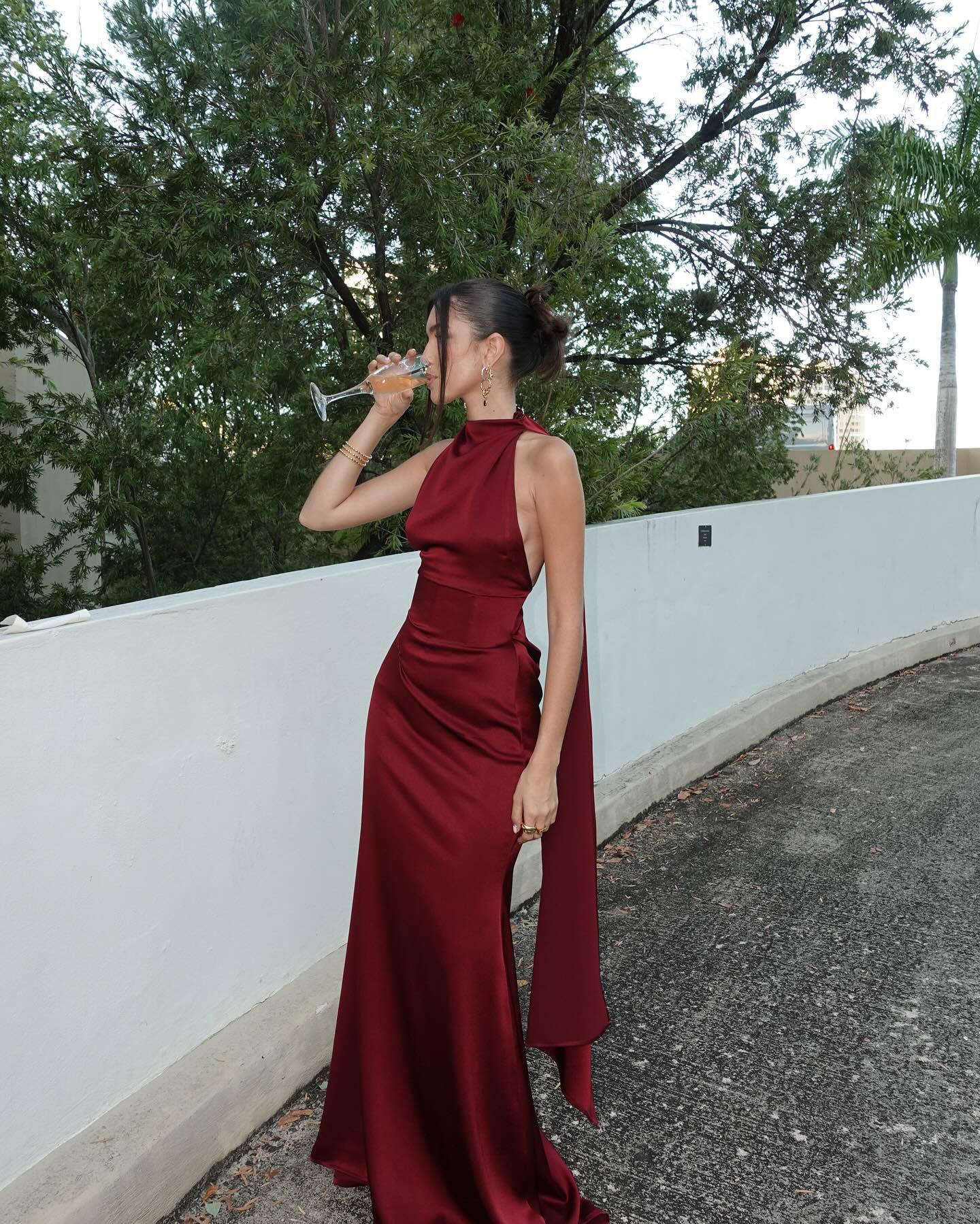 Vestido Aumare Hvar halter espalda descubierta tono rojo profundo