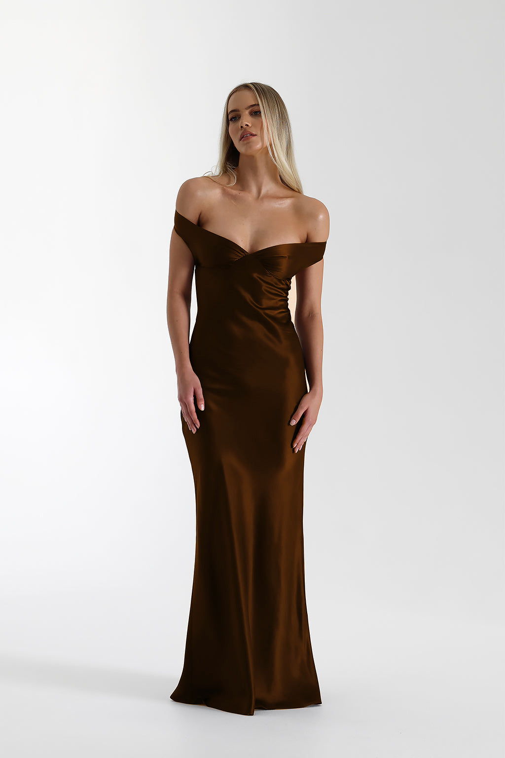 Vestido Aumare Atrani en marrón, vista frontal