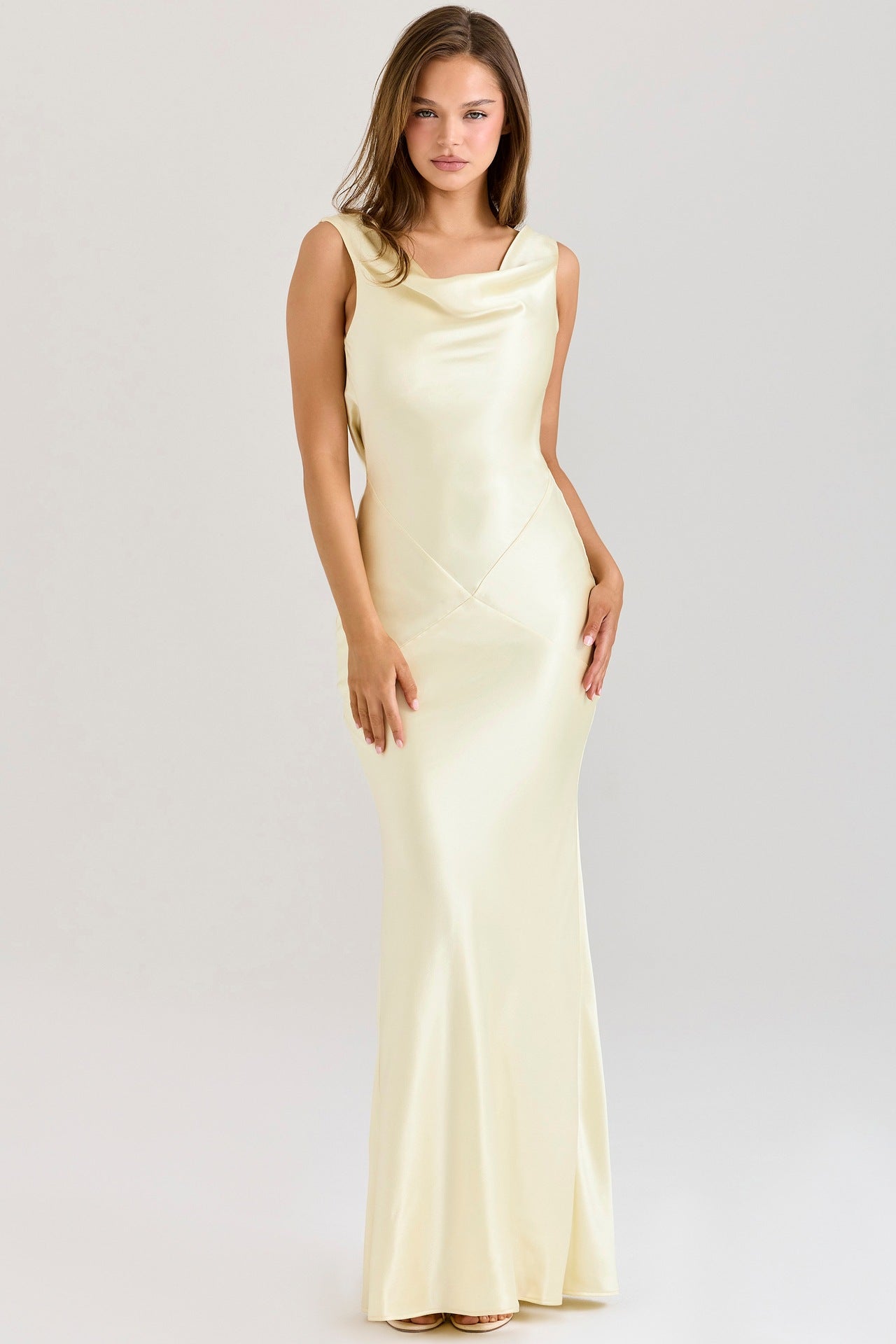 Vestido largo Aumare Maiori en amarillo satinado con escote drapeado