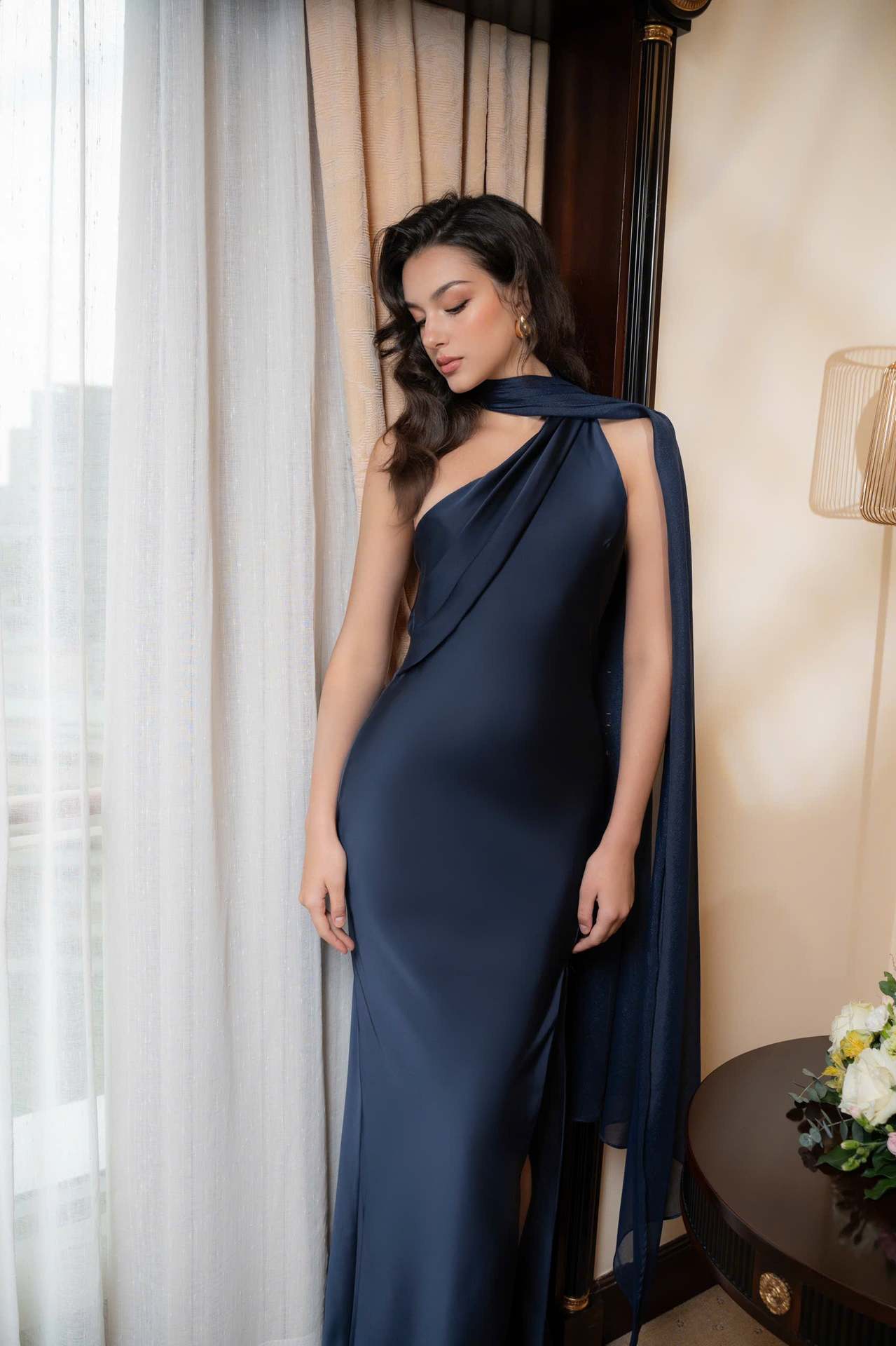 Vestido Aumare Estoril azul marino vista de cuerpo entero