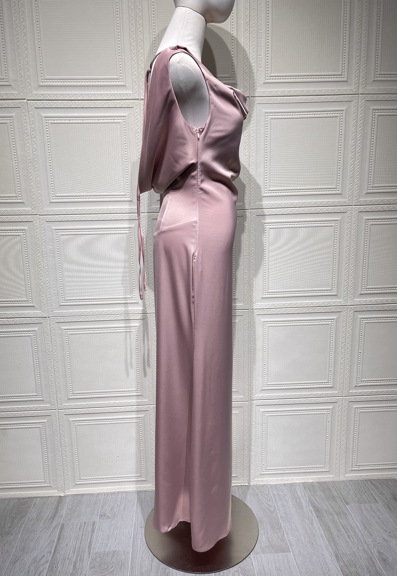 Detalle del vestido largo Aumare Minori en tono rosa
