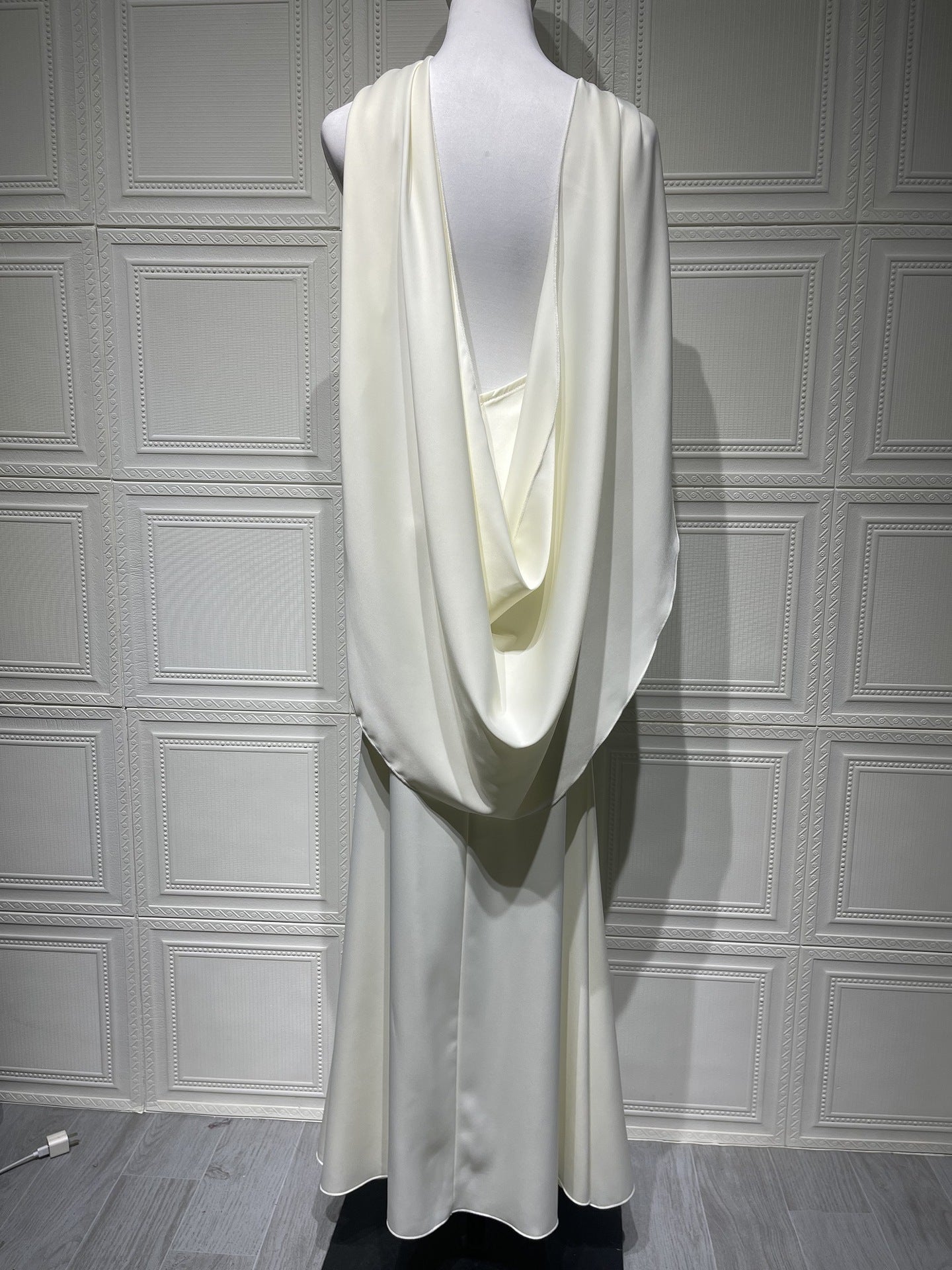 Modelo con Vestido Aumare Villefranche en color hueso