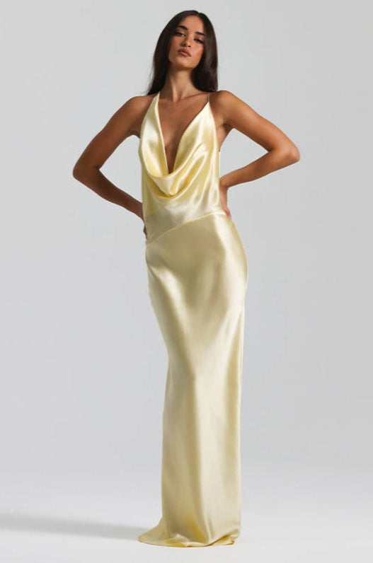 Vestido largo Aumare Mallorca en amarillo, satén fluido con escote drapeado