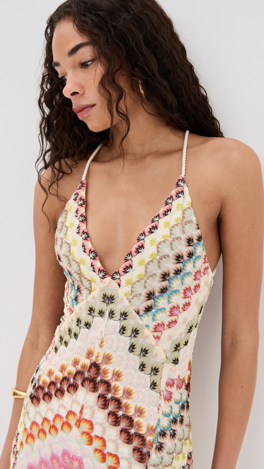 Vestido Aumare Anacapri largo, detalle del escote en V