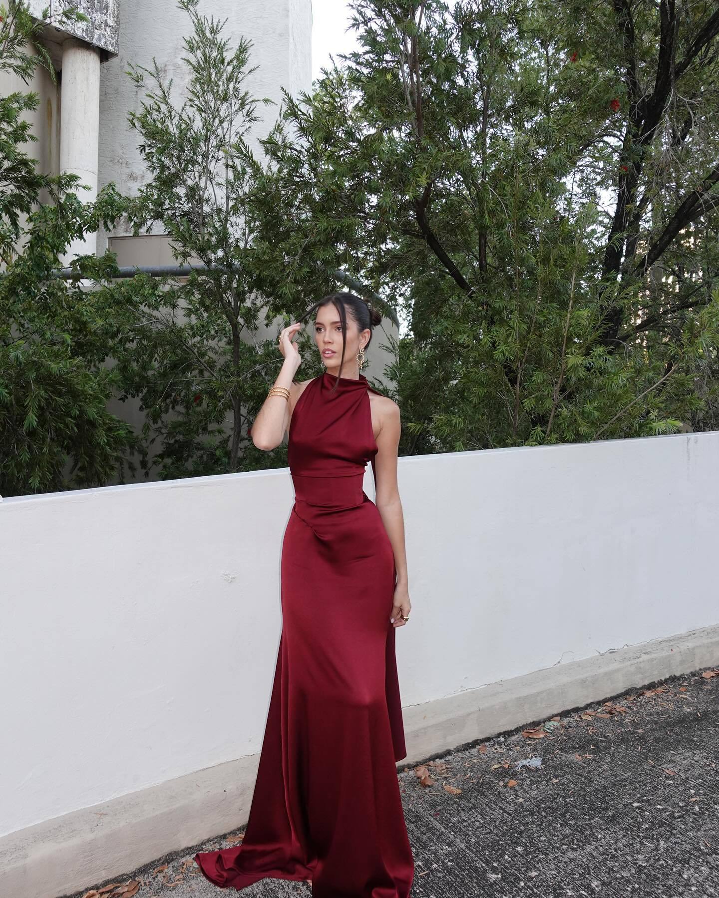 Detalle del satén fluido del Vestido Aumare Hvar rojo vino