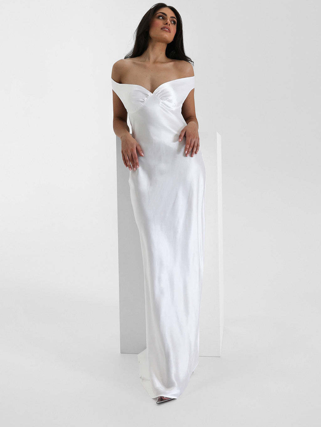 Vestido Aumare Atrani en blanco, vista frontal
