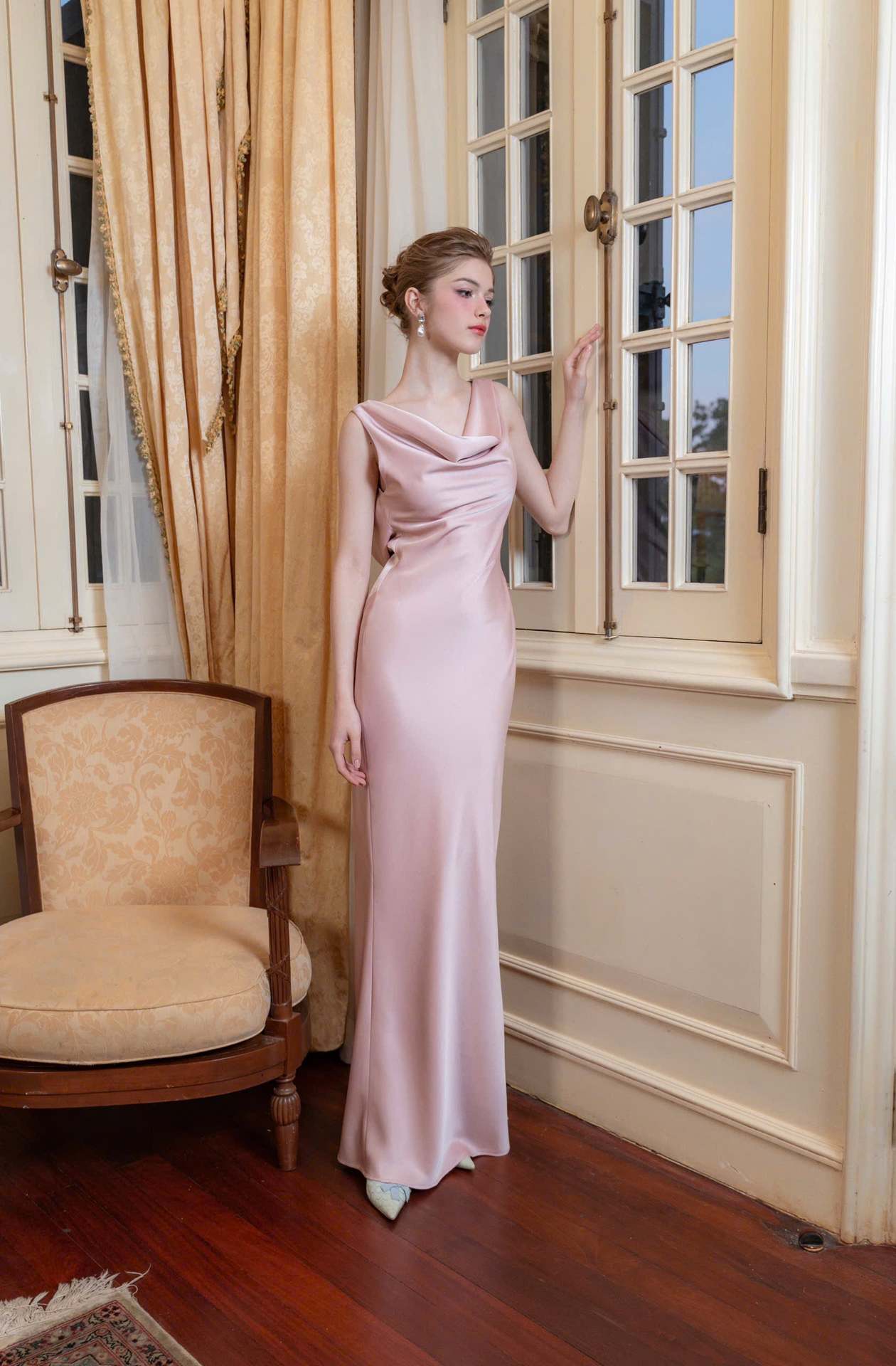 Vestido Aumare Minori en tono rosa satinado