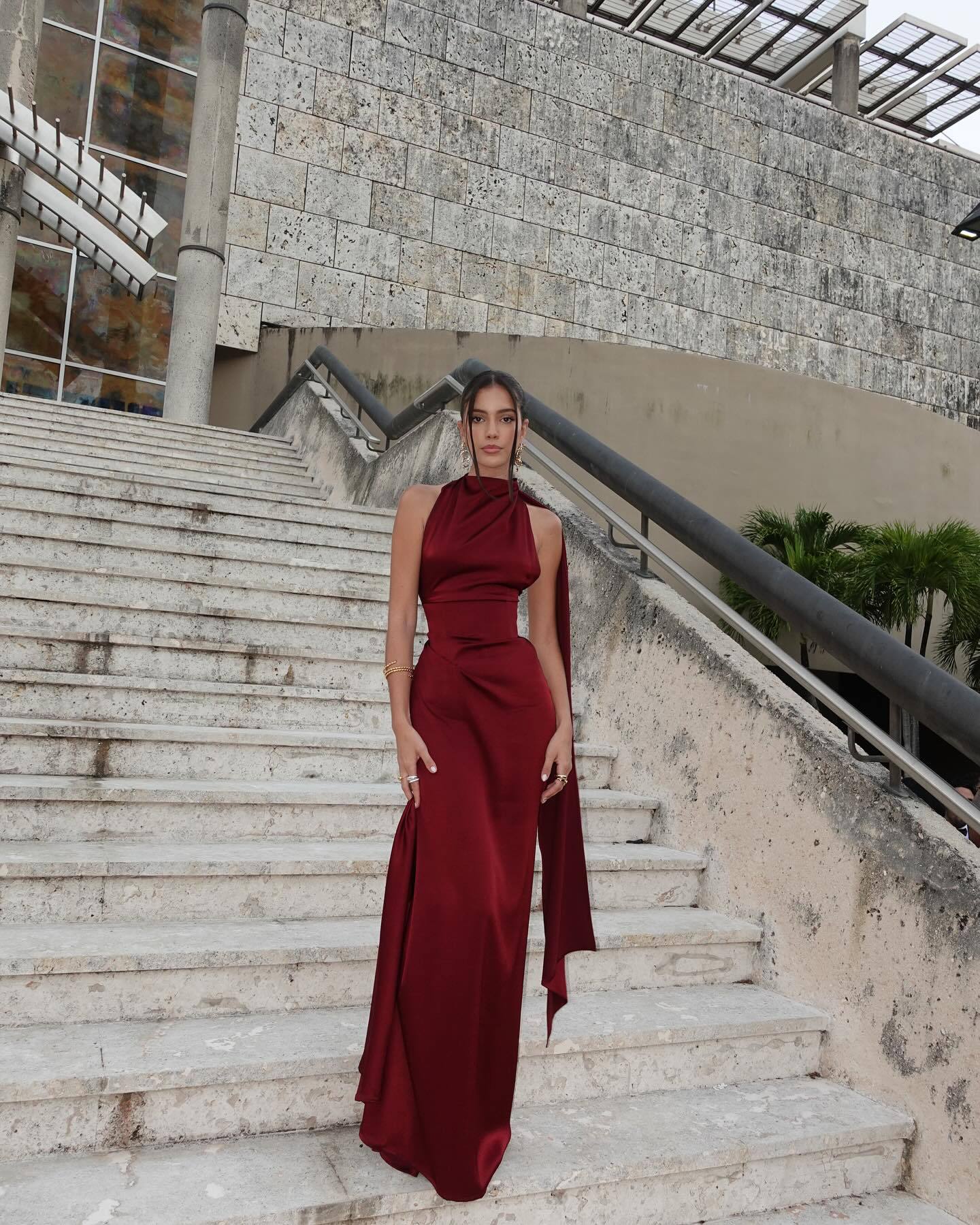 Modelo con Vestido Aumare Hvar largo rojo en ambiente de playa de lujo