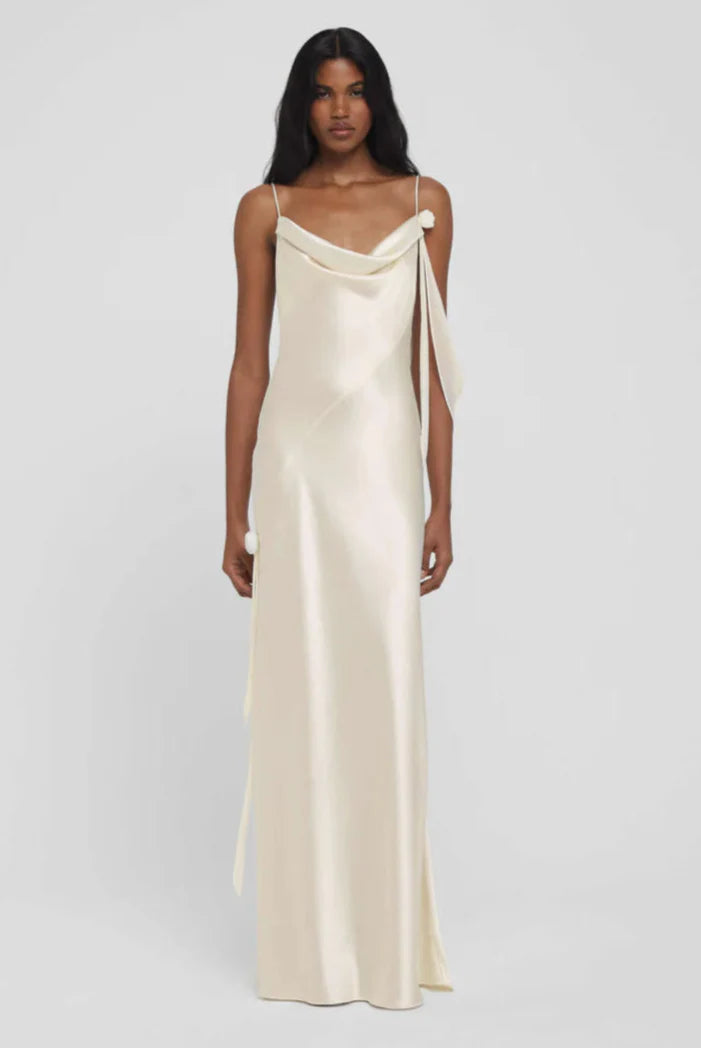 Vestido Aumare Otranto largo en satén blanco con escote drapeado