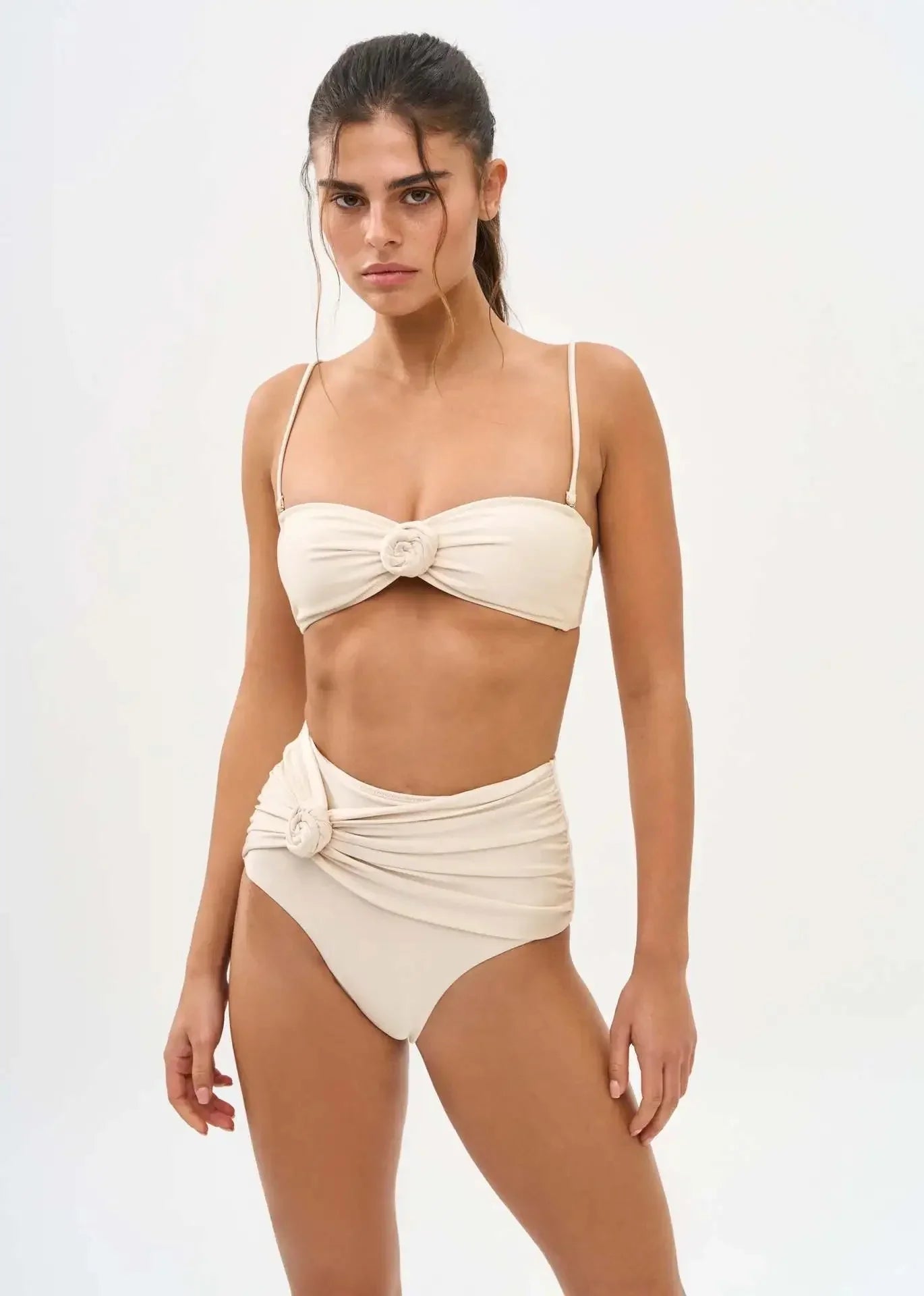 Bikini Paamul blanco hueso con detalle de rosa tejida