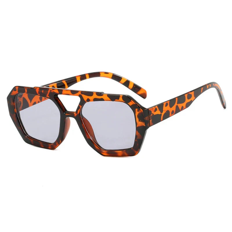 Gafas de sol Aumare Es Vedrà estampado leopardo con lente gris