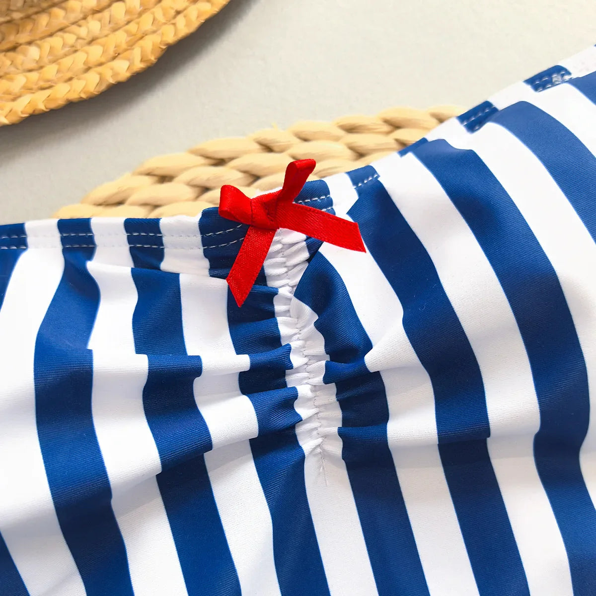 Detalle del moño rojo del maillot Aumare Allegra