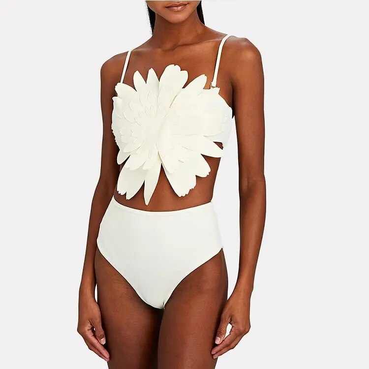 Bikini Aumare Delphine bandeau blanco con flor 3D y calzón de tiro alto