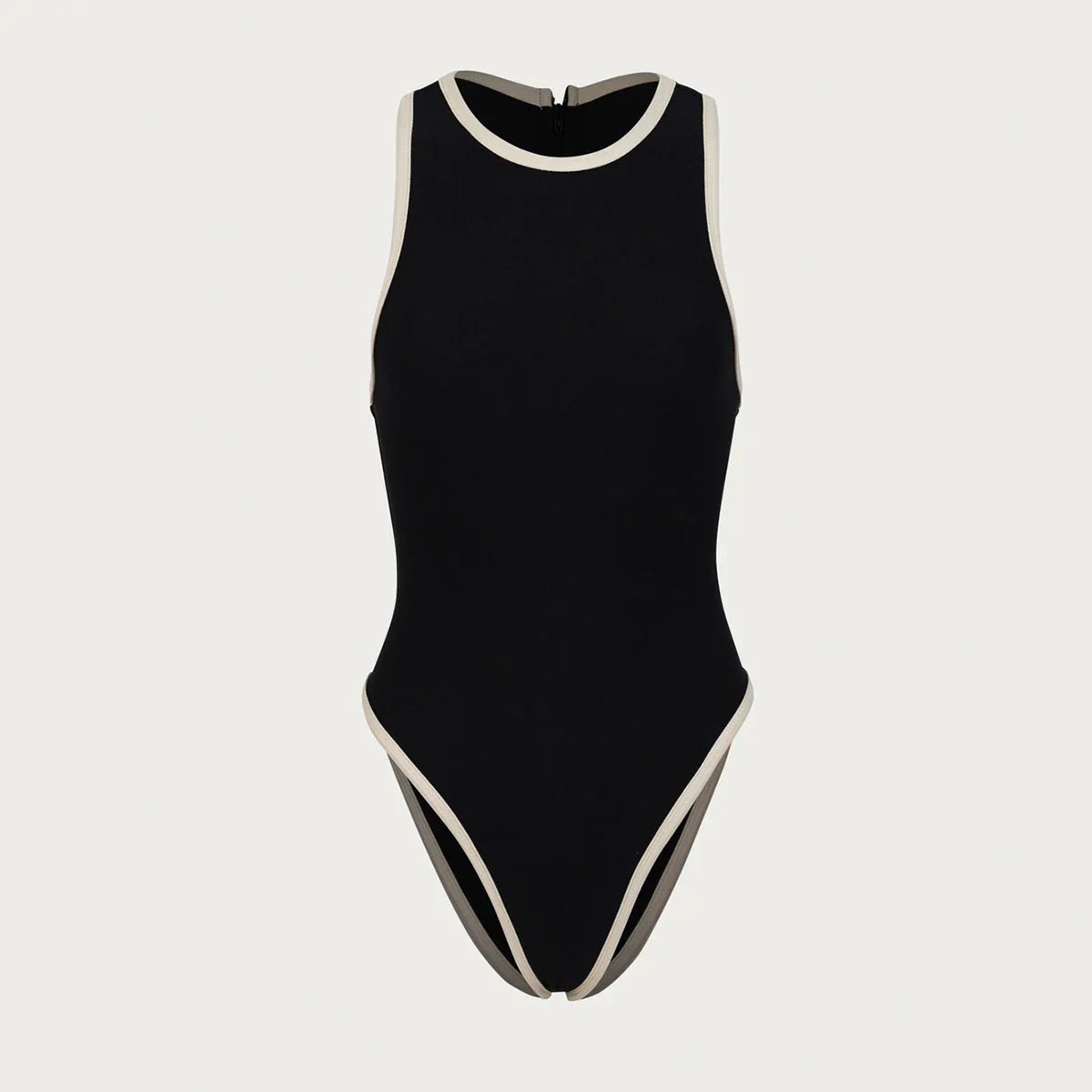 Traje de baño Aumare Lélia detalle del contraste crema en playa