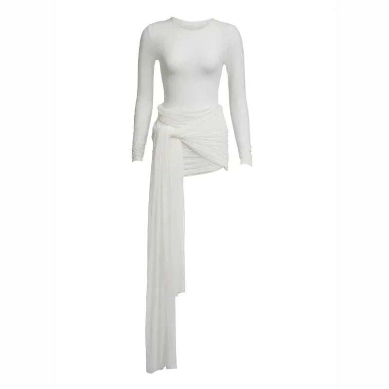 Vestido Aumare Capri en blanco con falda asimétrica de tul