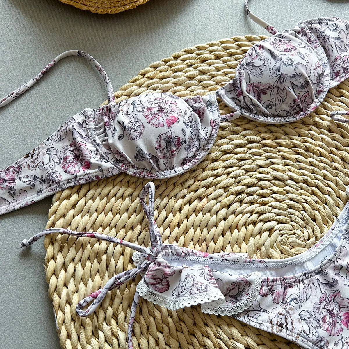 Bikini Aumare Zipolite floral — tonos arena y caramelo