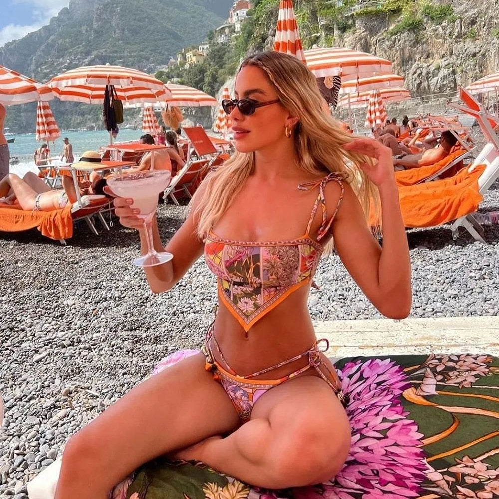 Detalle del estampado floral del bikini Aumare Babeth