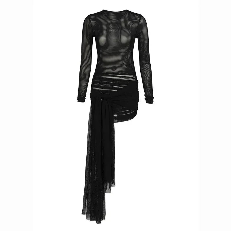 Vestido Aumare Capri en negro de tul translúcido con drapeado asimétrico