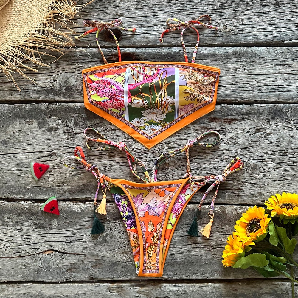 Conjunto bikini Aumare Babeth estampado tropical sobre madera