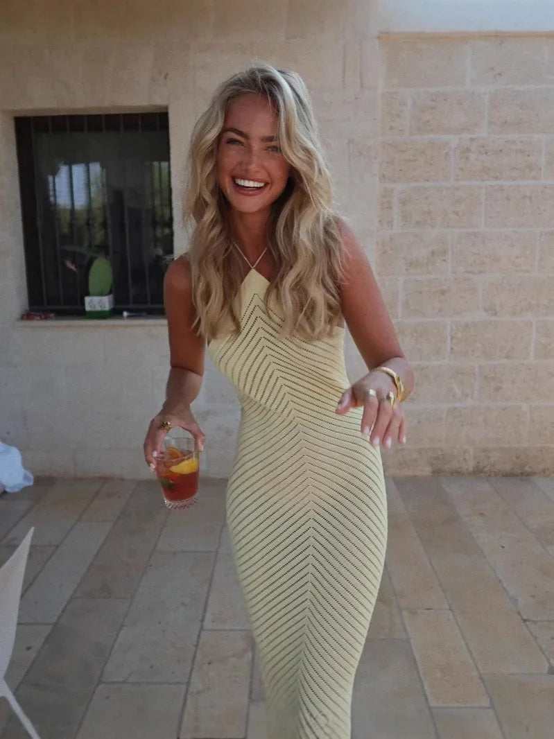 Vestido Aumare Saint-Barth en ambiente de resort frente al mar