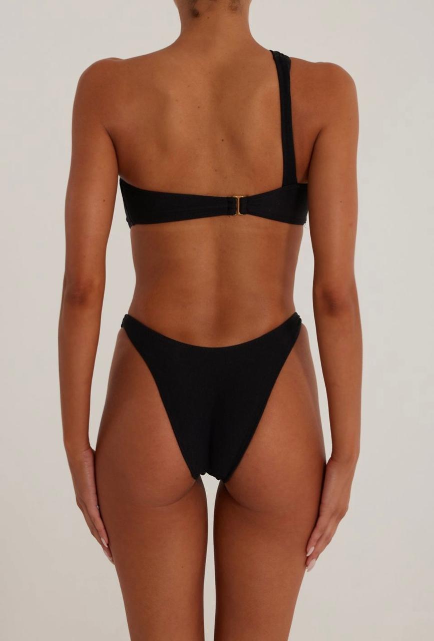 Detalle de ajuste del traje de baño Aumare Amélie