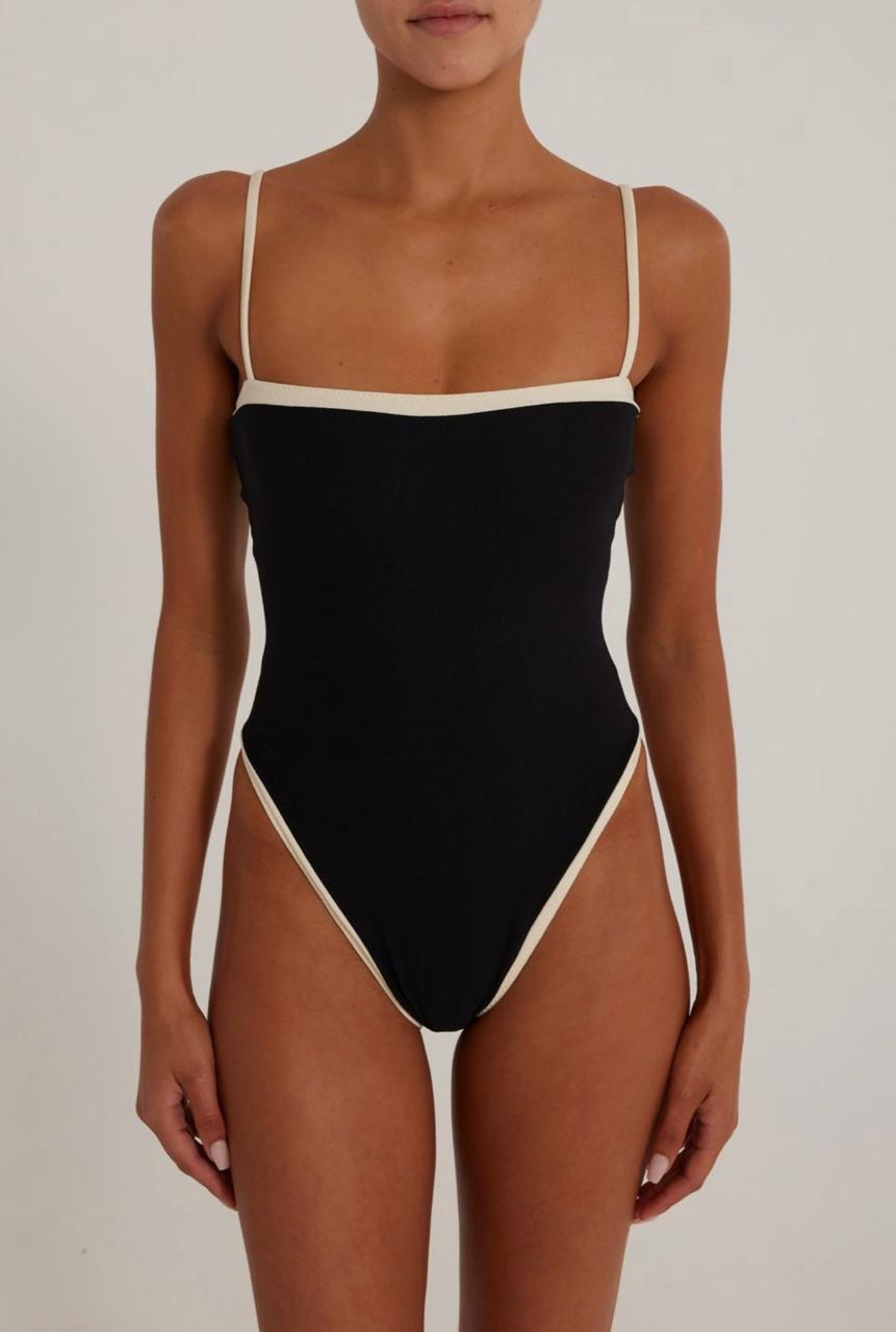Detalle de la silueta entera del traje de baño Aumare Capucine