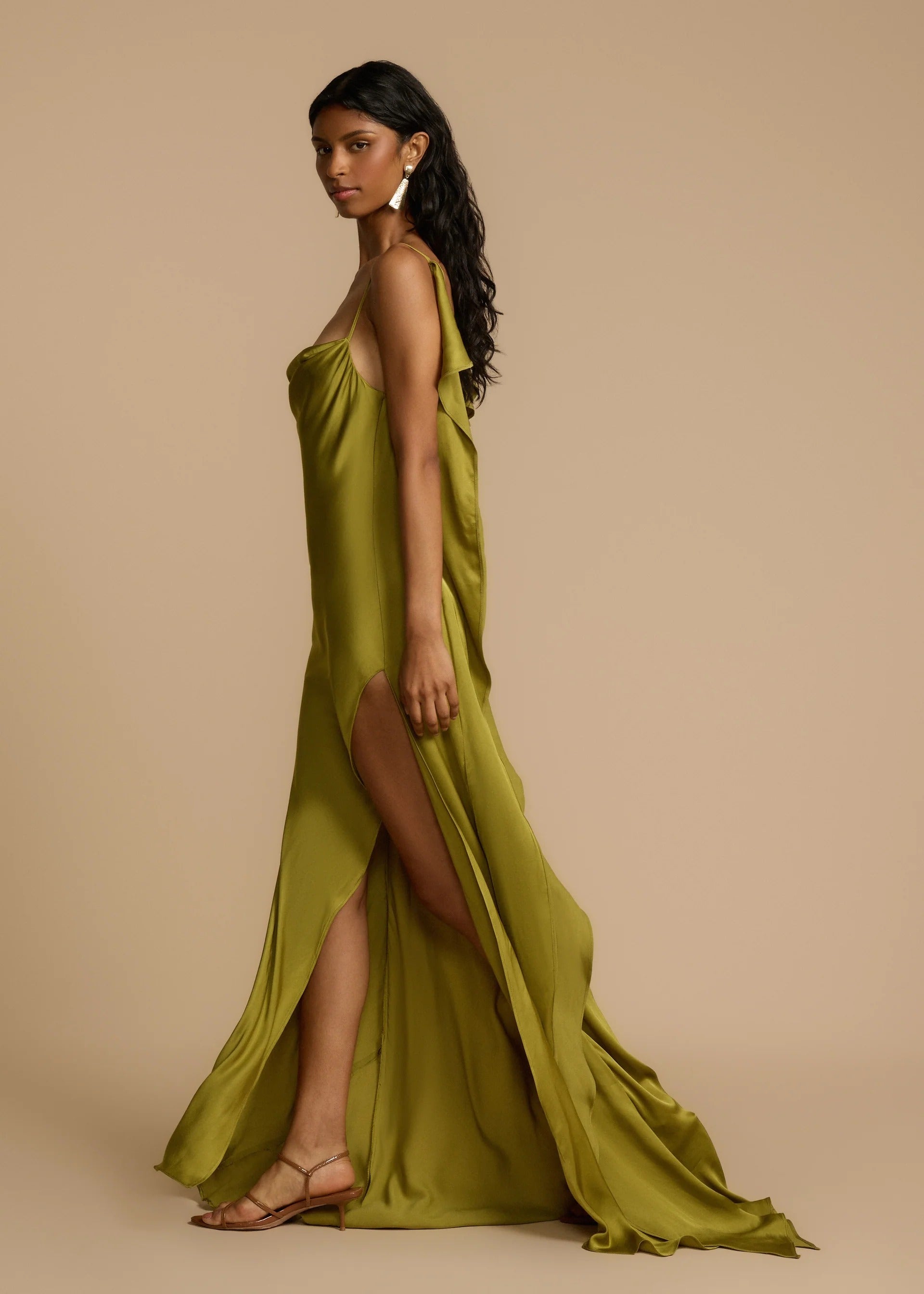 Vestido Aumare Sanremo satén verde olivo — vista lateral